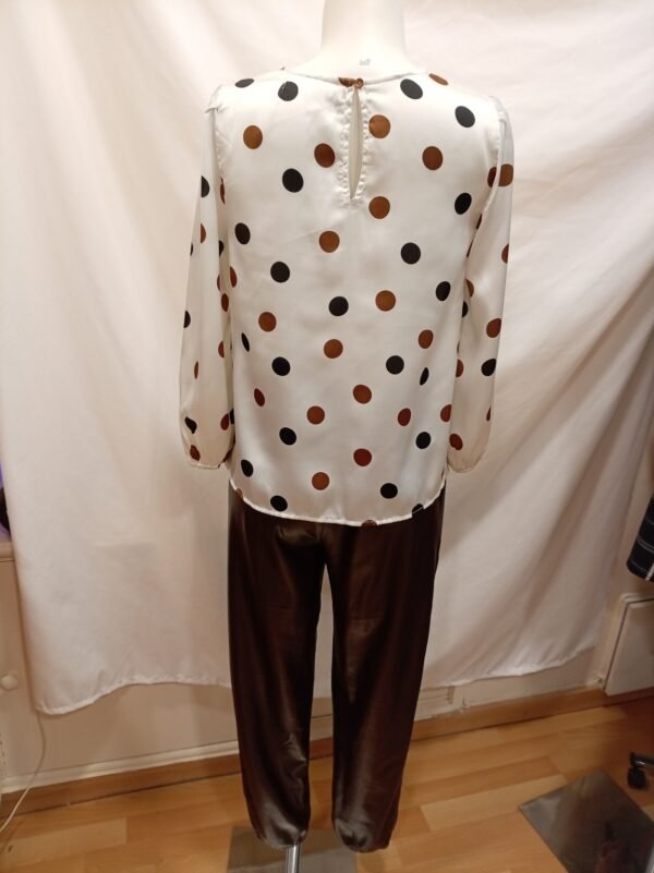 file_00000000aea07243984c5d960ff3f3ea Outfit mujer elegante blusa lunares y pantalón efecto piel