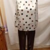 file_00000000d8f07246bfca9180511a181a Outfit mujer elegante blusa lunares y pantalón efecto piel