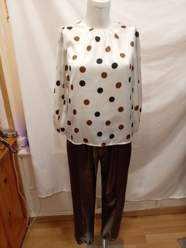 file_00000000d8f07246bfca9180511a181a Outfit mujer elegante blusa lunares y pantalón efecto piel