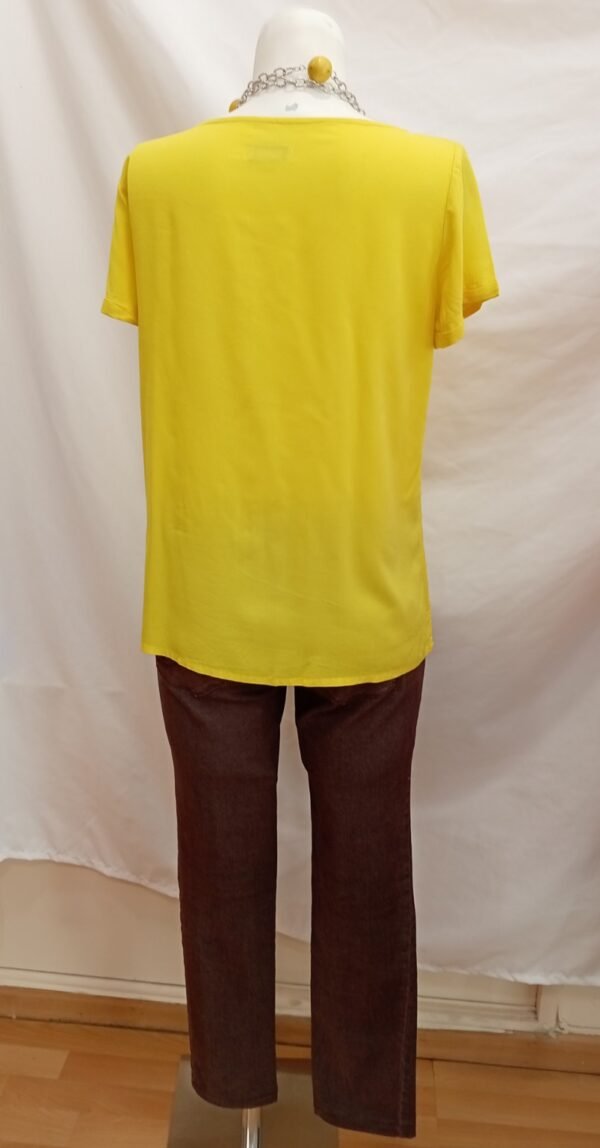 file_00000000def071f4b337a7cadec2509a Conjunto mujer amarillo y marrón con collar