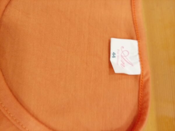 Camiseta naranja con corazón | Talla 44