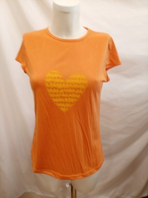 Camiseta naranja con corazón | Talla 44
